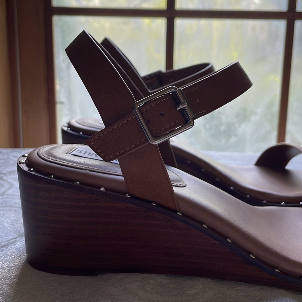 STEVE MADDEN NWOT Size 11 Brown Wedge Sandals Buckle Stud Cognac Ares Harlequin - Picture 7 of 15